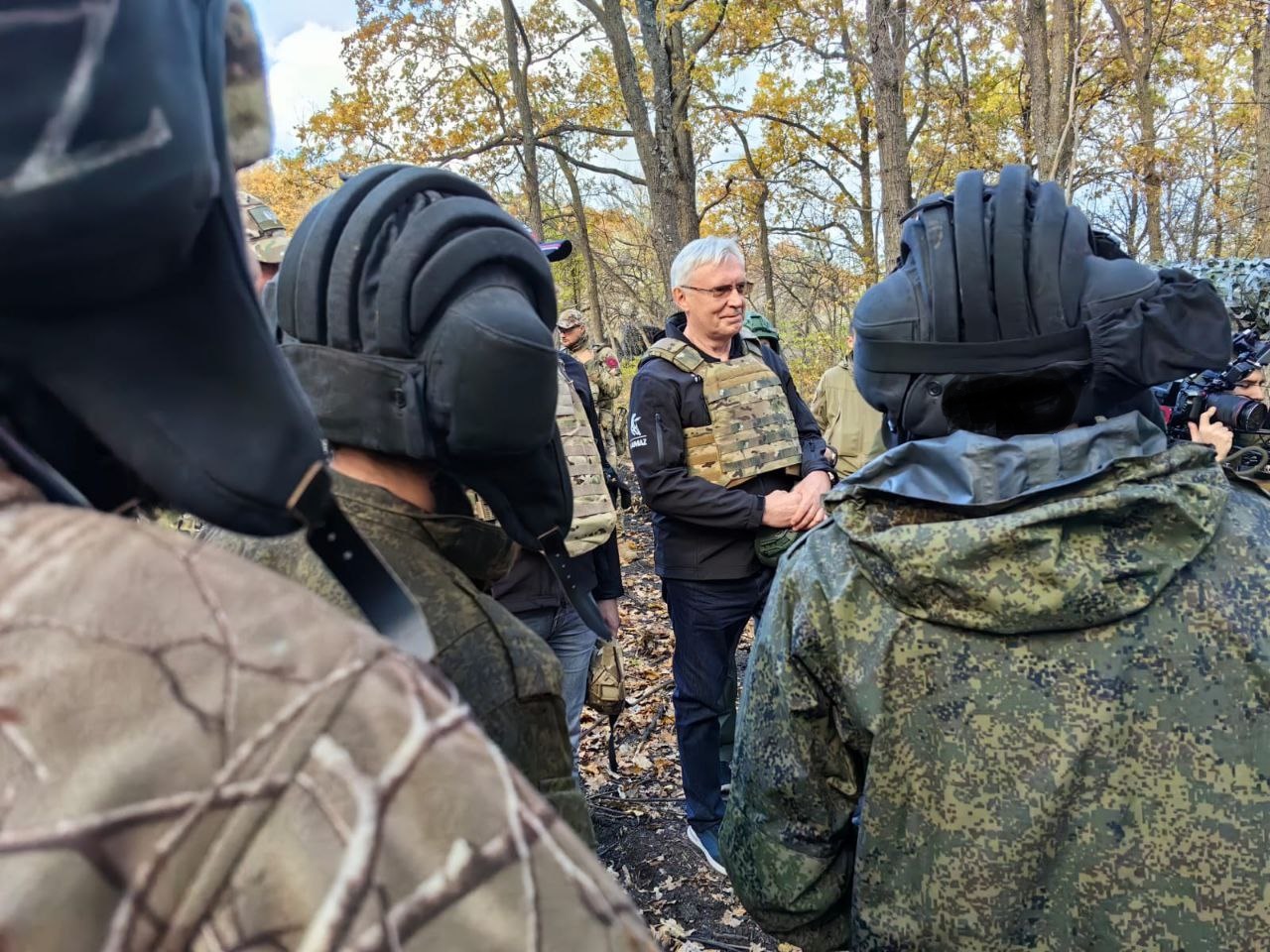 Сергей Когогин передал военнослужащим оборудование и автотехнику
